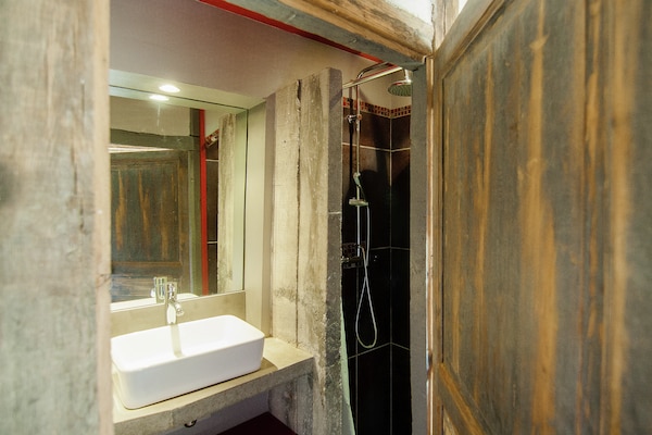Foto van Modern vakantiehuis met zwembad - Vakantiehuis in Saint Bonnet la Riviére - BathRoom