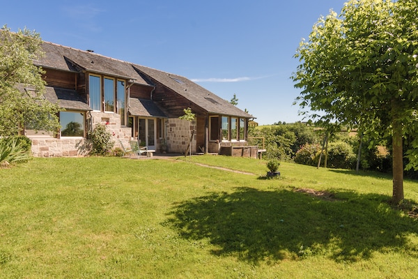 Foto van Modern vakantiehuis met zwembad - Vakantiehuis in Saint Bonnet la Riviére - GardenSummer