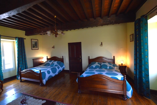 Foto van Historische torenwoning in Brignac - Vakantiehuis in Brignac-la-Plaine - BedRoom
