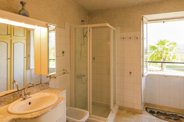 Foto van Historische torenwoning in Brignac - Vakantiehuis in Brignac-la-Plaine - BathRoom