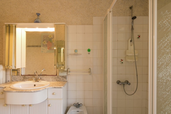 Foto van Historische torenwoning in Brignac - Vakantiehuis in Brignac-la-Plaine - BathRoom