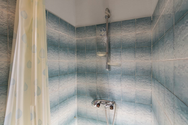 Foto van Historische torenwoning in Brignac - Vakantiehuis in Brignac-la-Plaine - BathRoom