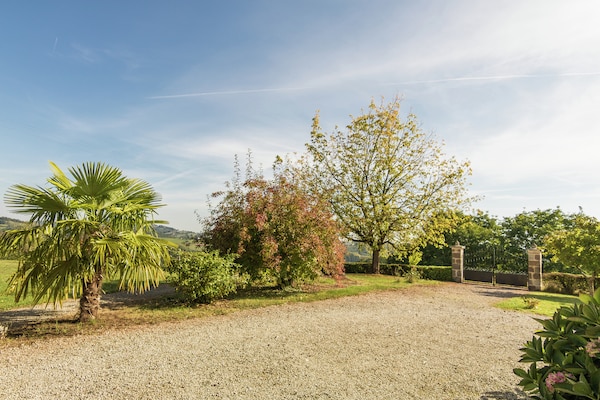 Foto van Historische torenwoning in Brignac - Vakantiehuis in Brignac-la-Plaine - ViewSummer