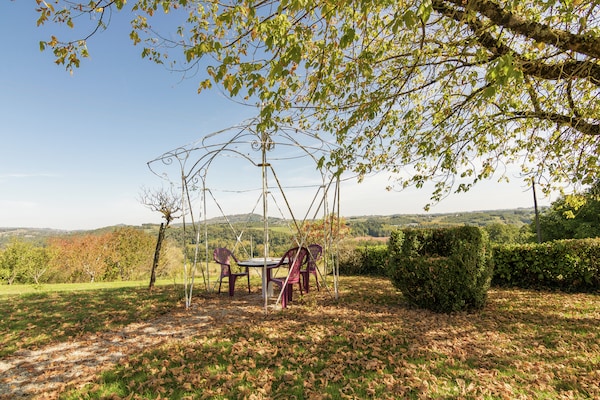 Foto van Historische torenwoning in Brignac - Vakantiehuis in Brignac-la-Plaine - GardenSummer