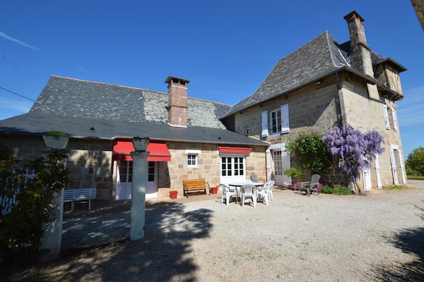 Foto van Historische torenwoning in Brignac - Vakantiehuis in Brignac-la-Plaine - ExteriorSummer