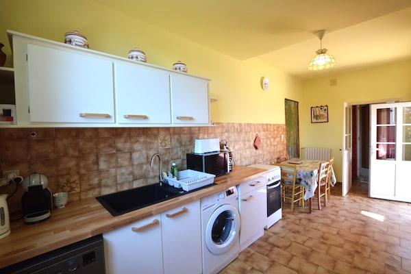 Foto van Historische torenwoning in Brignac - Vakantiehuis in Brignac-la-Plaine - Kitchen