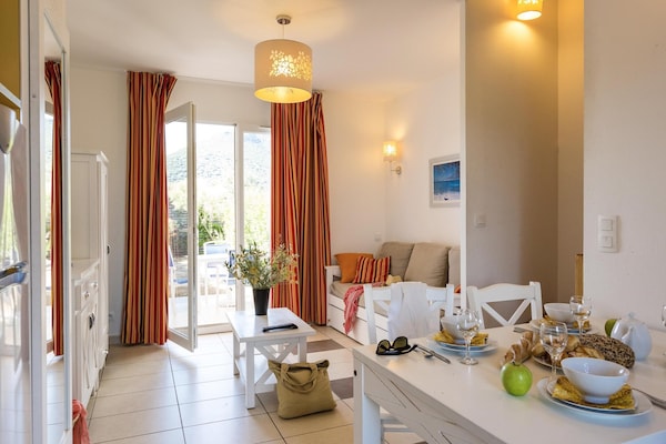 Foto van Vakantiepark op Corsica met Terras - Vakantiehuis in Belgodere - DiningRoom