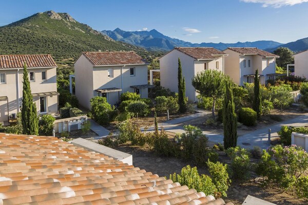 Foto van Vakantiepark op Corsica met Terras - Vakantiehuis in Belgodere - ExteriorSummer