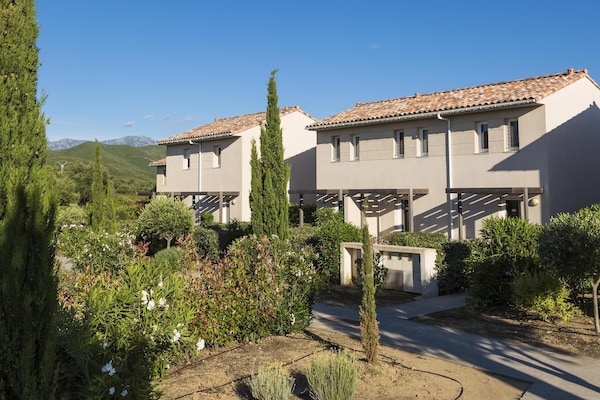 Foto van Vakantiepark op Corsica met Terras - Vakantiehuis in Belgodere - ExteriorSummer
