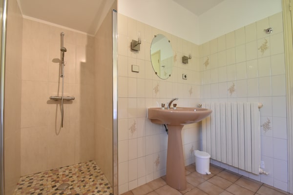Foto van Gezellig vakantiehuis met zwembad - Vakantiehuis in Coux-Et-Bigaroque - BathRoom