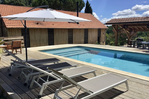 Foto van De stoel en het zwembad bij Sarlat - Vakantiehuis in Veyrines-de-Domme - Untagged