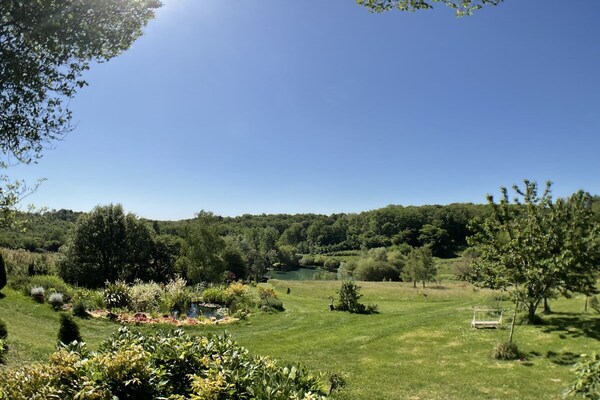 Foto van De stoel en het zwembad bij Sarlat - Vakantiehuis in Veyrines-de-Domme - Untagged