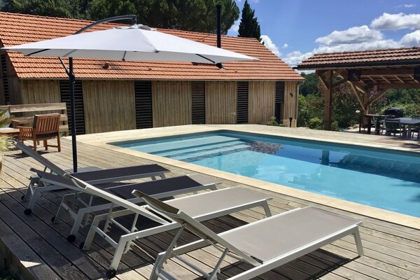Foto van De stoel en het zwembad bij Sarlat - Vakantiehuis in Veyrines-de-Domme - Untagged