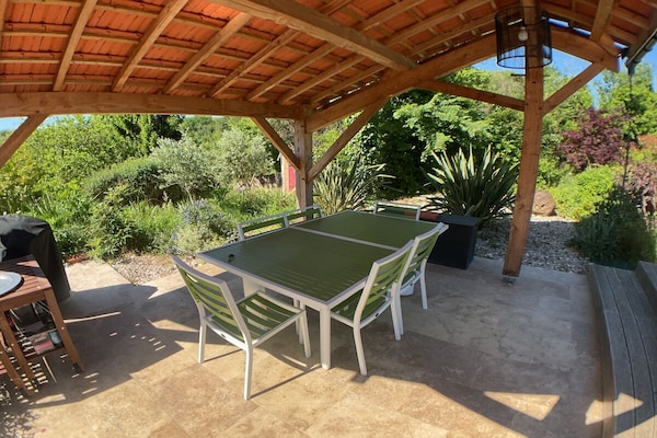 Foto van De stoel en het zwembad bij Sarlat - Vakantiehuis in Veyrines-de-Domme - Untagged