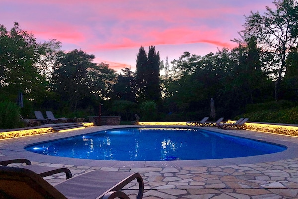 Foto van Charmant Landgoed Dordogne met Zwembad - Vakantiehuis in Les Eyzies-De-Tayac-Sireuil - PoolOfHouse