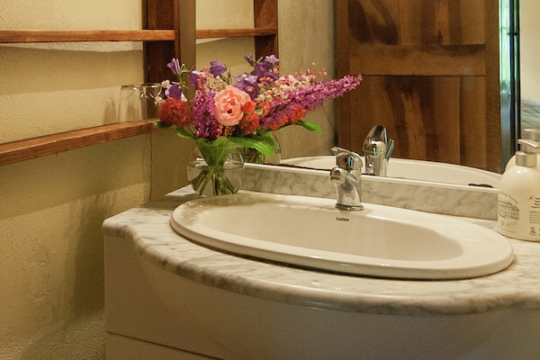 Foto van Charmant Landgoed Dordogne met Zwembad - Vakantiehuis in Les Eyzies-De-Tayac-Sireuil - BathRoom