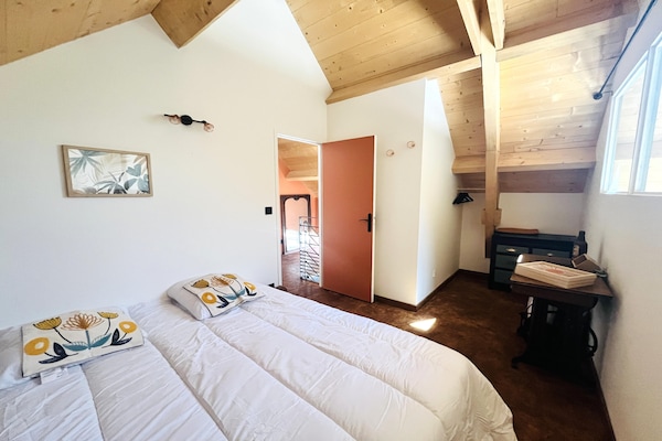 Foto van 2 huizen voor een groot gezin of groep. - Vakantiehuis in Gouville sur mer - BedRoom