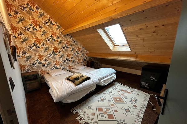 Foto van 2 huizen voor een groot gezin of groep. - Vakantiehuis in Gouville sur mer - BedRoom