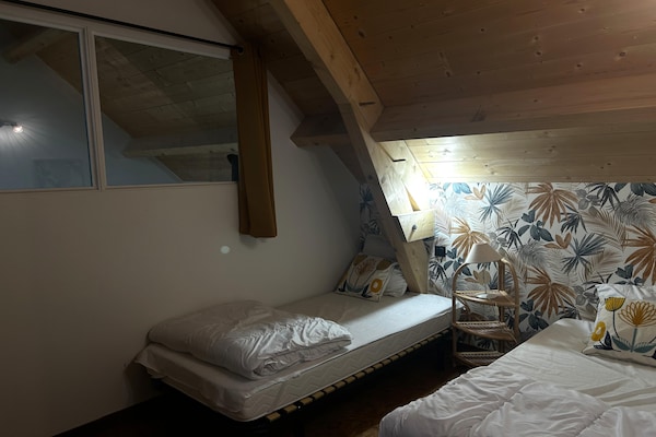 Foto van 2 huizen voor een groot gezin of groep. - Vakantiehuis in Gouville sur mer - BedRoom