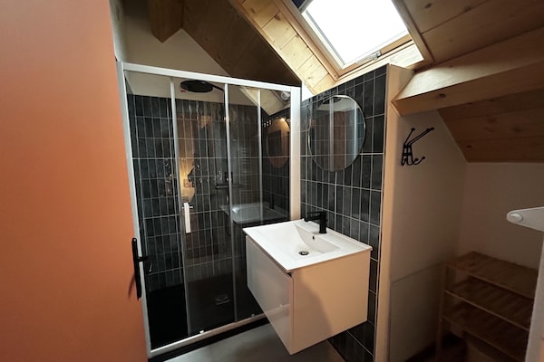 Foto van 2 huizen voor een groot gezin of groep. - Vakantiehuis in Gouville sur mer - BathRoom