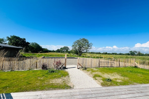 Foto van 2 huizen voor een groot gezin of groep. - Vakantiehuis in Gouville sur mer - TerraceBalcony