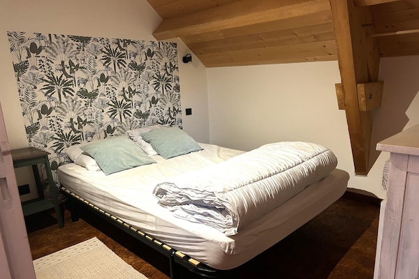 Foto van 2 huizen voor een groot gezin of groep. - Vakantiehuis in Gouville sur mer - BedRoom