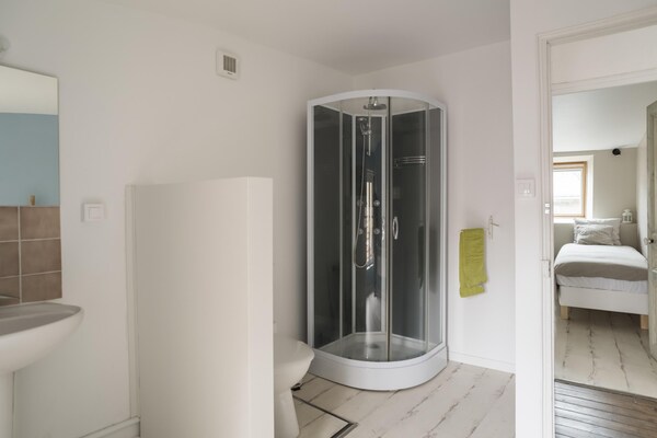Foto van Jane Austen Lake Retreat - Vakantiehuis in Dun-sur-Meuse - BathRoom
