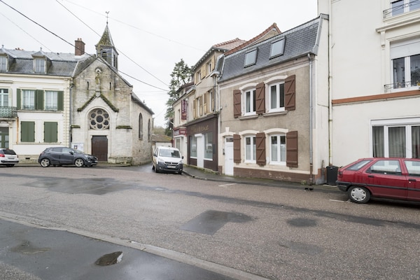 Foto van Jane Austen Lake Retreat - Vakantiehuis in Dun-sur-Meuse - ExteriorSummer