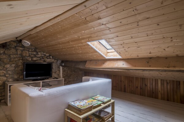 Foto van Jane Austen Lake Retreat - Vakantiehuis in Dun-sur-Meuse - LivingRoom