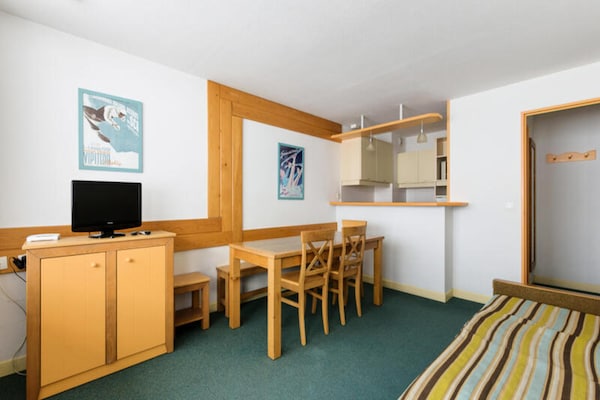Foto van 2 stuks 6 personen Confort - Vakantiehuis in LA MONGIE - LivingRoom