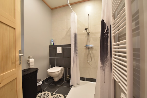 Foto van Landhuis in Cuzy met zwembad en boszicht - Vakantiehuis in Cuzy - BathRoom