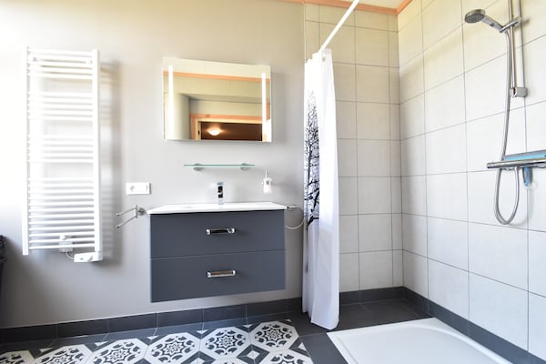 Foto van Landhuis in Cuzy met zwembad en boszicht - Vakantiehuis in Cuzy - BathRoom