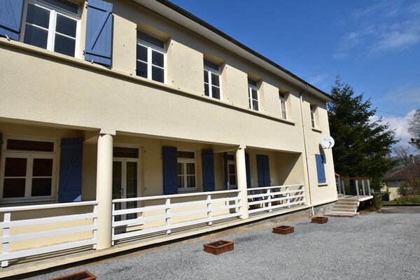 Foto van Landhuis in Cuzy met zwembad en boszicht - Vakantiehuis in Cuzy - ExteriorSummer