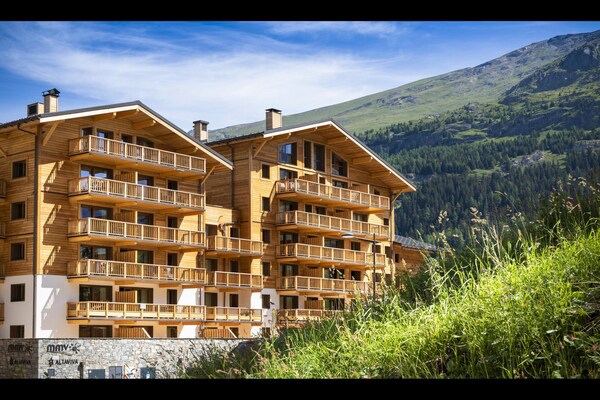 Foto van Appartement in Frankrijk met Spa en Zwembad - Vakantiehuis in Tignes - ExteriorSummer