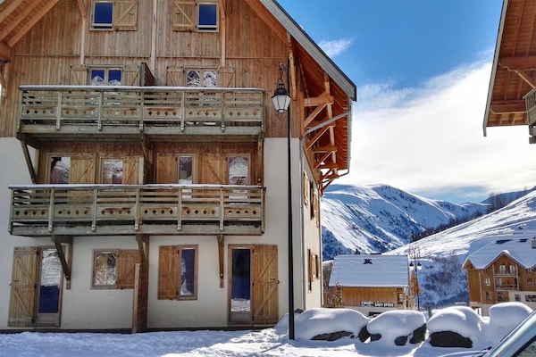 Foto van Alpine Retreat met binnenzwembad - Vakantiehuis in St Sorlin D'arves - ExteriorWinter