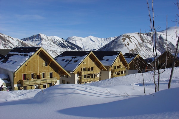 Foto van Alpine Retreat met binnenzwembad - Vakantiehuis in St Sorlin D'arves - ExteriorWinter