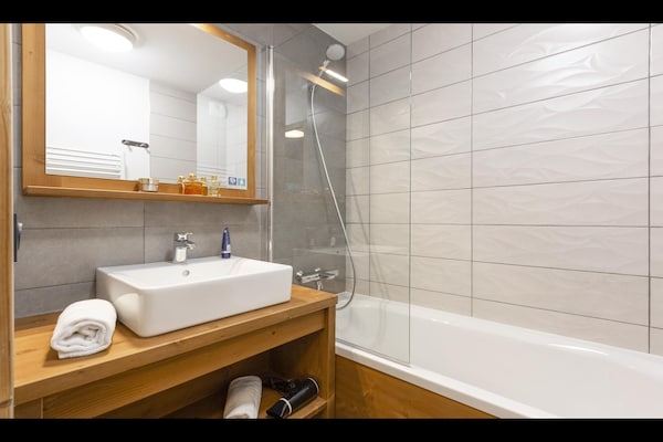 Foto van Appartement in Hauteluce met Ski-In/Ski-Out - Vakantiehuis in Hauteluce - BathRoom