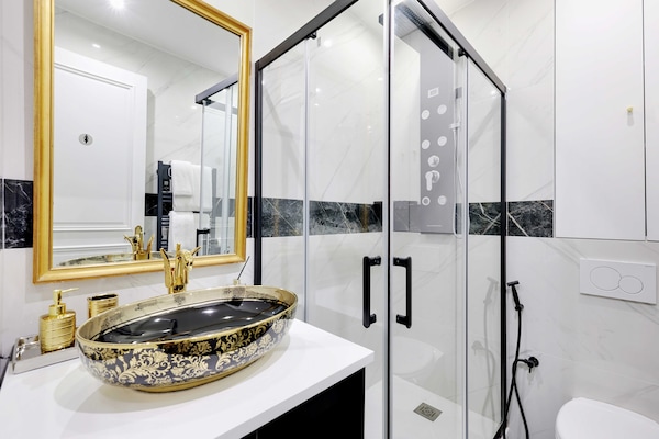 Foto van Luxe appartement met 2 slaapkamers en 6 badkamers - Arc de Triomphe - Untagged