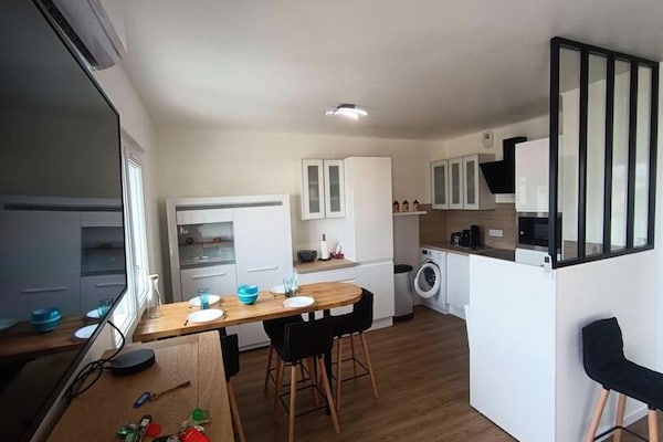 Foto van 3 stukken voor 6 personen - Vakantiehuis in SIX FOURS LES PLAGES - DiningRoom