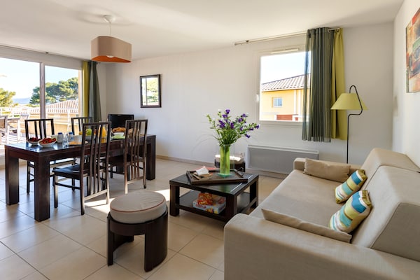 Foto van Duplex blokhutappartement voor 8 in Var - Vakantiehuis in Six-Fours-les-Plages - LivingRoom