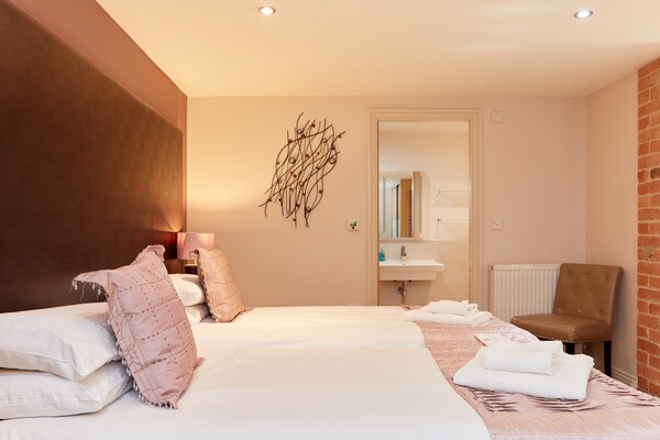 Foto van Schuur in Derby met Hot Tub & Uitzicht - Vakantiehuis in Ashbourne - BedRoom