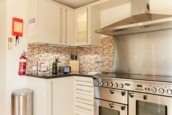 Foto van Schuur in Derby met Hot Tub & Uitzicht - Vakantiehuis in Ashbourne - Kitchen