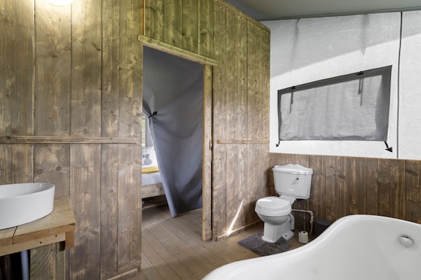 Foto van Safaritent bij Hertford Meer met Bubbelbad - Vakantiehuis in Hertford - BathRoom