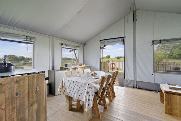 Foto van Safaritent bij Hertford Meer met Bubbelbad - Vakantiehuis in Hertford - DiningRoom