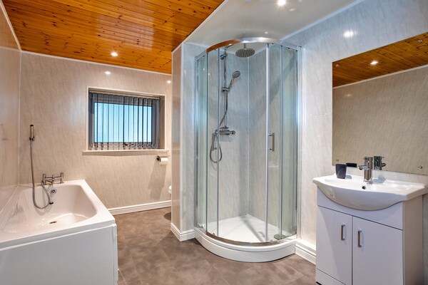 Foto van Bungalow in Mainsforth met Speelkamer - Vakantiehuis in Mainsforth - BathRoom