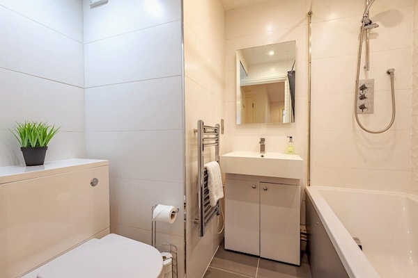 Foto van 2-slaapkamerappartement in Newbury voor 7 - Vakantiehuis in West Berkshire - BathRoom
