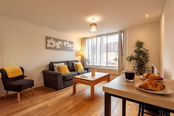 Foto van 2-slaapkamerappartement in Newbury voor 7 - Vakantiehuis in West Berkshire - LivingRoom