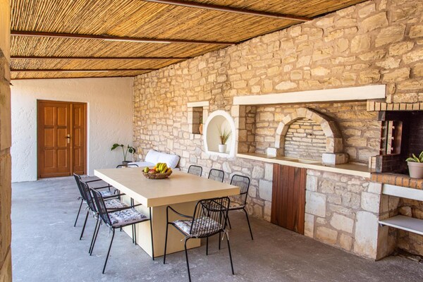 Foto van Villa in Kastellákia met Zwembad & BBQ - Vakantiehuis in Rethymno - TerraceBalcony