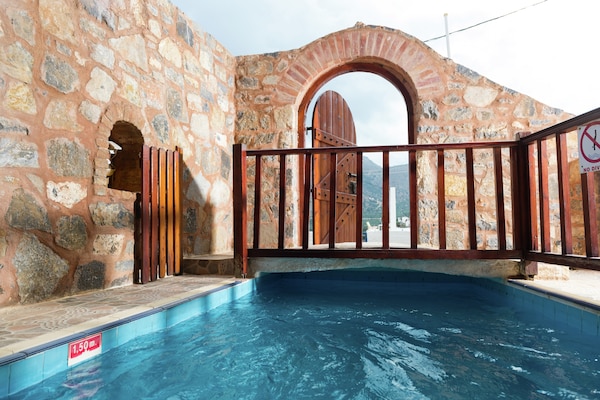 Foto van Stenen Huis in Elounda met Uitzicht - Vakantiehuis in Elounda - PoolOfHouse