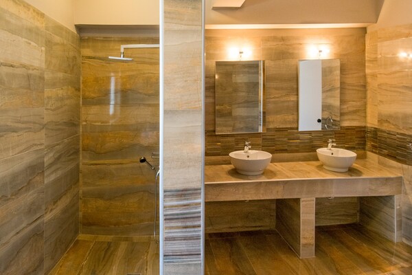 Foto van Villa bij Laki Beach met Zwembad - Vakantiehuis in Frangocastello - BathRoom